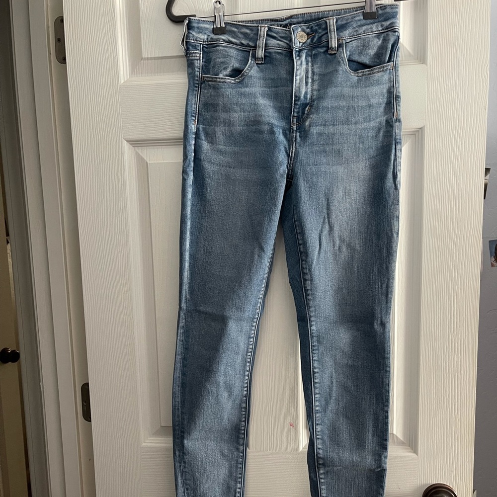 Light wash American Eagle skinny jeans, no rips